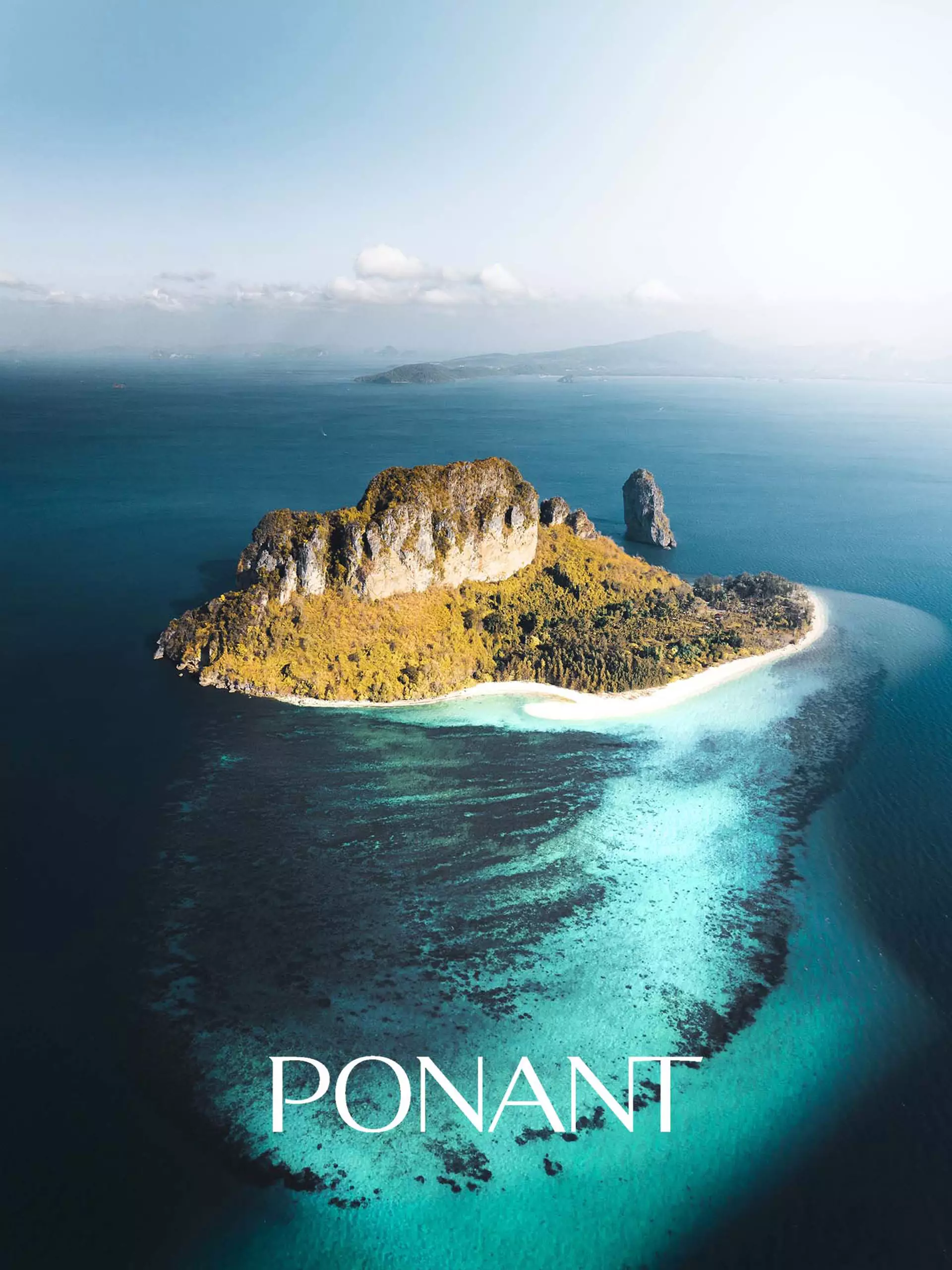 Luftaufnahme einer tropischen Insel mit Klippen und türkisfarbenem Wasser, Schriftzug Ponant als Reiseangebot.