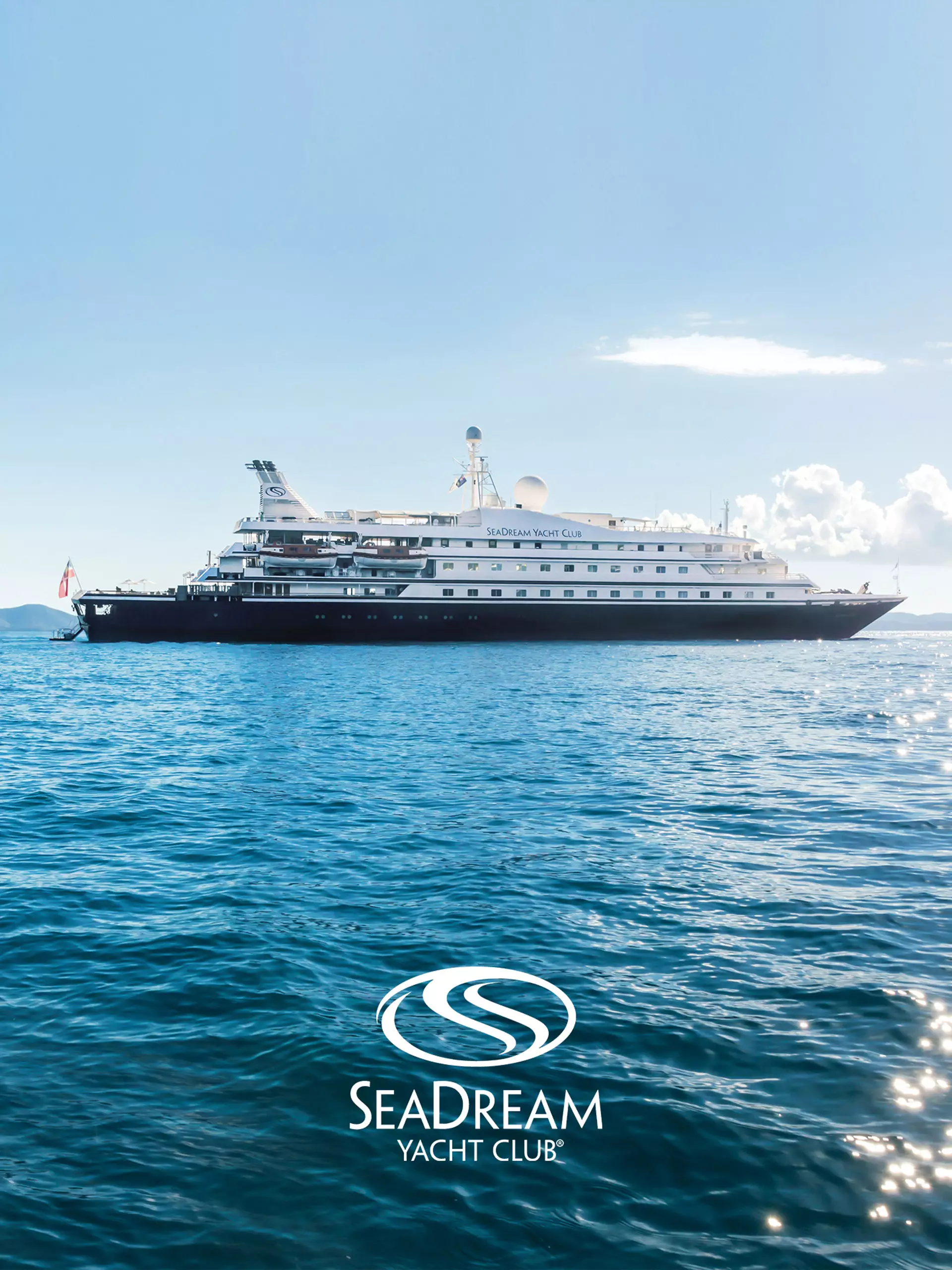 Luxuriöse SeaDream Yacht Club Kreuzfahrt auf ruhigem Meer unter klarem Himmel mit Logo im Vordergrund für Reisebüro Hamburg